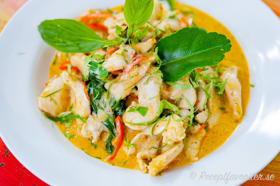 Wokad kyckling med röd curry